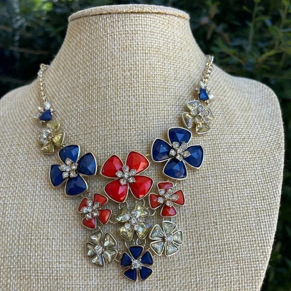 Flower Women Necklace - Picture 3 of 6